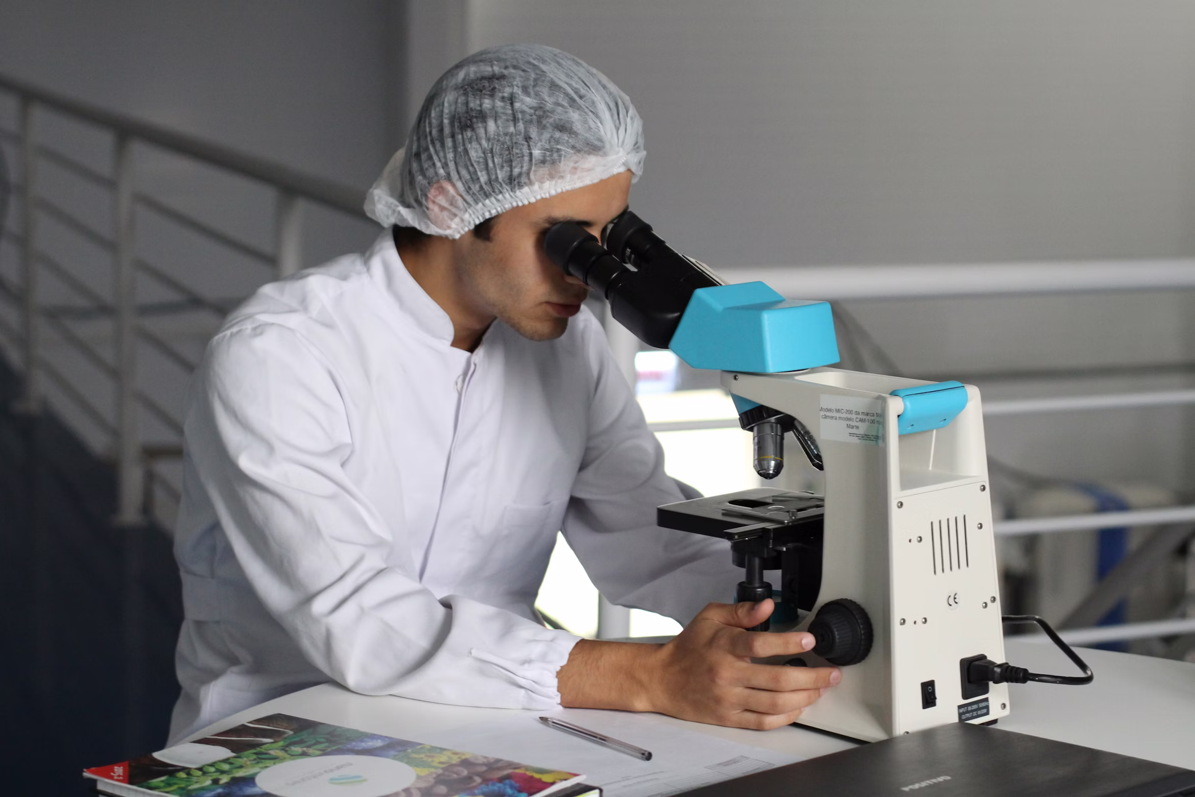 Investigador en laboratorio usando un microscopio